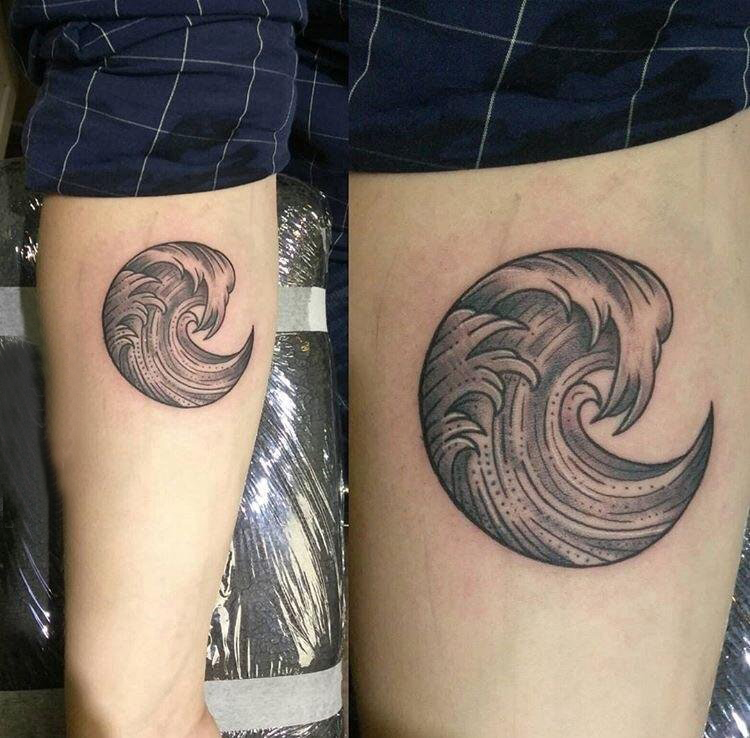 手臂纹身素材 女生手臂上黑色的海浪纹身图片