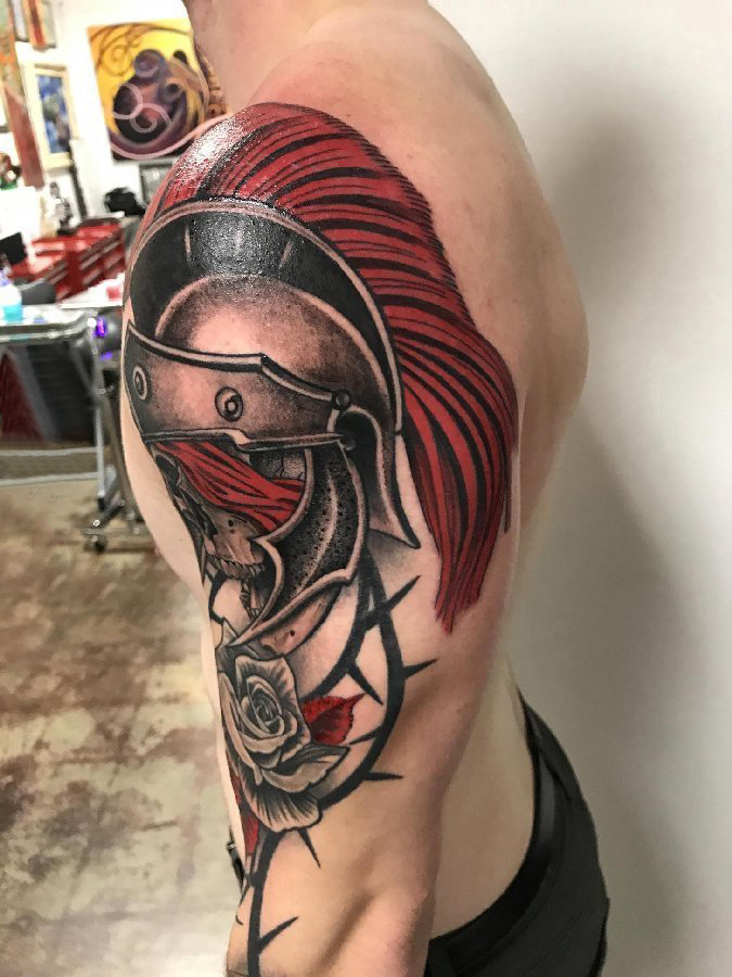 双大臂纹身 男生大臂上彩色的头盔纹身图片