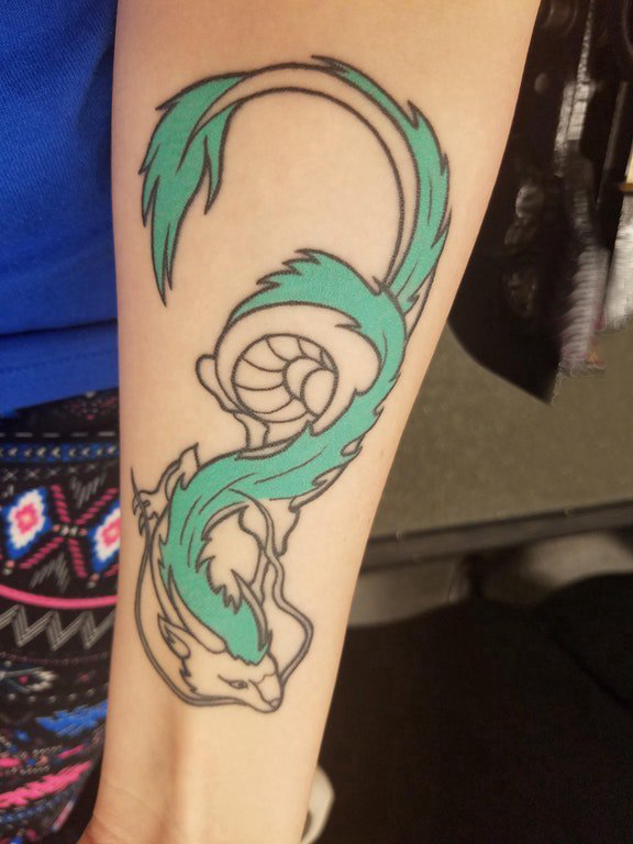 百乐动物纹身 男生手臂上彩色的龙纹身图片