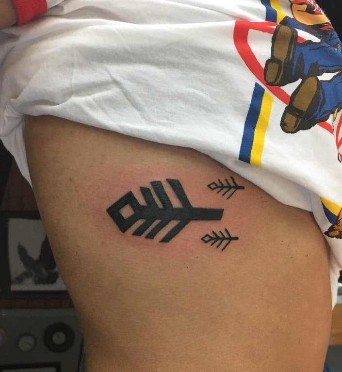 松树纹身 女生侧肋上松树纹身图片