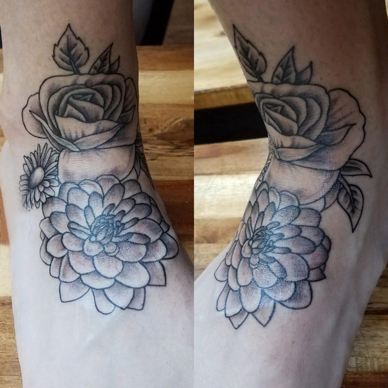 文艺花朵纹身 女生脚背上文艺花朵纹身图片