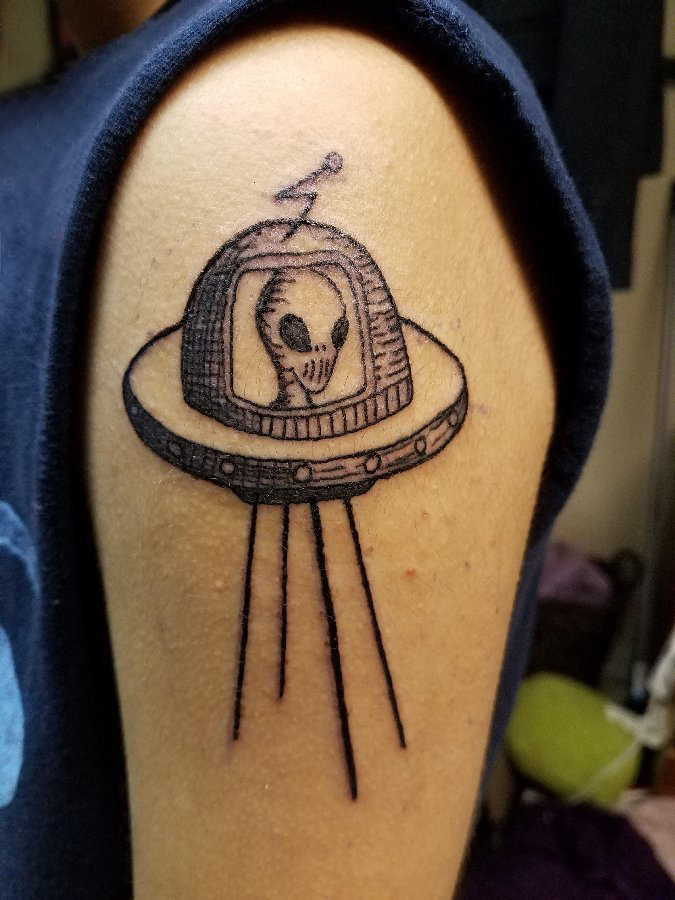 双大臂纹身 男生手臂上外星人和飞碟纹身图片