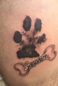 男生大腿上黑色点刺抽象线条动物爪印和骨头纹身图片