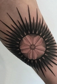 纹身点刺技巧 男生手臂上黑灰纹身点刺技巧图片