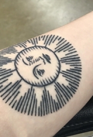 太阳鸟纹身 男生手臂上黑色的太阳纹身图片