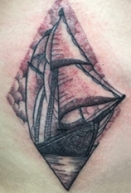 后背纹身男 男生后背上黑色的帆船纹身图片