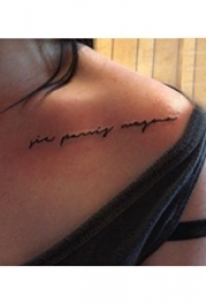 花体英文纹身 女生锁骨下花体英文纹身图片