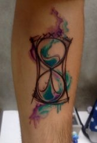 纹身沙漏 男生小腿上彩色的沙漏纹身图片