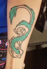 百乐动物纹身 男生手臂上彩色的龙纹身图片