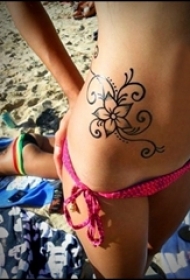 侧腰纹身图 女生侧腰上黑色的花朵纹身图片