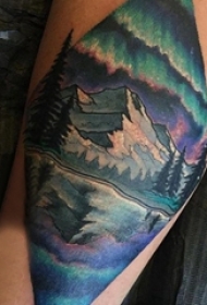 男生小腿上彩绘渐变几何简单线条山水风景纹身图片
