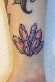 水晶纹身 女生手腕上彩色的水晶纹身图片