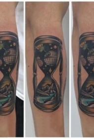 手臂纹身素材 男生手臂上彩色的沙漏纹身图片