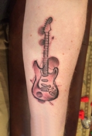 手臂纹身素材 男生手臂上黑灰的吉他纹身图片