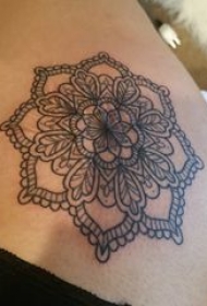 梵花纹身 女生肩部黑色纹身梵花纹身图片