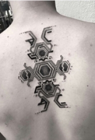 几何纹身 男生背部几何纹身黑灰图片