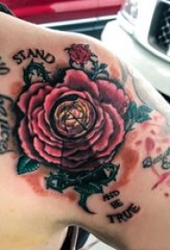 花朵纹身 男生肩部彩绘的花朵纹身图片