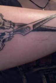 理发剪刀纹身 女生手臂上黑色的剪刀纹身图片