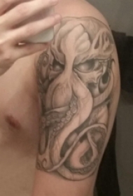 黑色章鱼纹身 男生手臂上黑色章鱼纹身图片