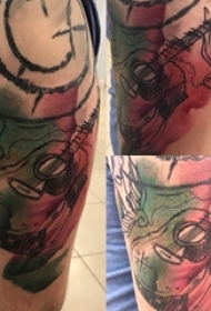 吉普森吉他纹身 男生大臂上彩色的吉他纹身图片