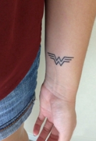 纹身符号 男生手臂上黑色的神奇女侠符号纹身图片