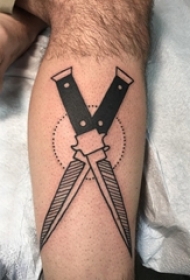 欧美匕首纹身 男生小腿上黑色的匕首纹身图片