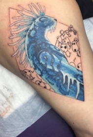 女生大腿上彩绘渐变几何线条卡通骷髅和怪兽纹身图片