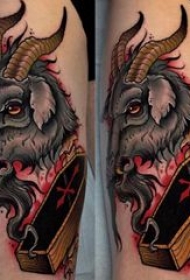 小山羊纹身 男生大腿上彩色的山羊纹身图片