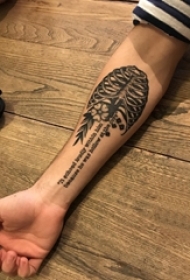 男生手臂上黑色点刺简单线条花朵和骨架纹身图片