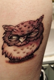 百乐动物纹身 女生手臂上黑灰的猫头鹰纹身图片