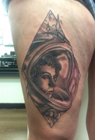 黑色纹身 男生大腿上黑色的宇航员纹身图片