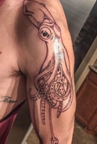 百乐动物纹身 男生手臂上黑色的鱿鱼纹身图片