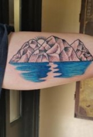 手臂山水纹身 男生手臂上彩色的山水纹身图片