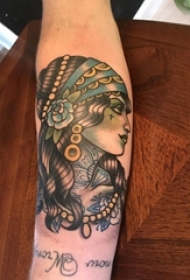 男生手臂上彩绘简单线条精致人物肖像纹身图片