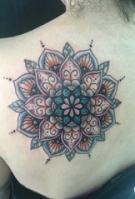 梵花纹身女生背部彩色的文艺梵花纹身图片