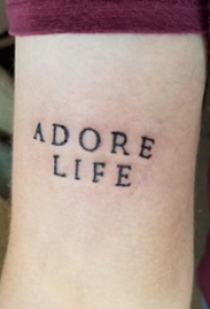 花体英文纹身 女生手臂上花体英文纹身素描图片