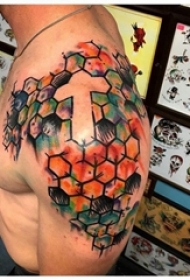 简单十字架纹身 男生肩膀上彩绘十字架纹身图片