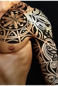 半甲纹身男生手臂上图腾半甲纹身图片