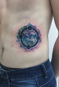 纹身侧腰男 男生侧腰上彩色的圆环纹身图片