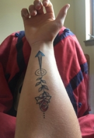 男生手臂上彩绘渐变几何简单线条箭头和花朵纹身图片