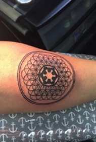 纹身圆形 男生小腿上黑色的圆形纹身图片