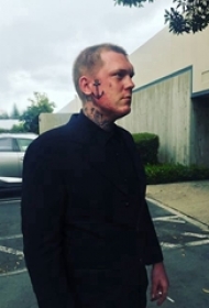 面部个性纹身 男生面部黑色的船锚纹身图片