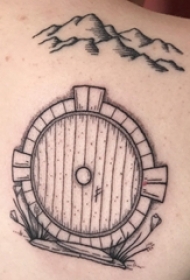 几何纹身男生后背上黑色的几何纹身图片