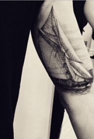 大臂纹身图 男生大臂上黑色的帆船纹身图片