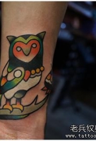 手腕old school猫头鹰卡通纹身图案
