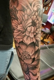 文艺花朵纹身 男生手臂上文艺花朵纹身图片