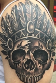 男生大臂上黑色点刺简单线条羽毛和骷髅纹身图片