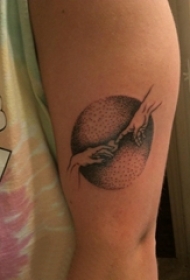 手部纹身小图案 男生大臂上黑色的手部纹身图片