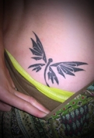 侧腰纹身图 女生侧腰上黑色的蝴蝶纹身图片