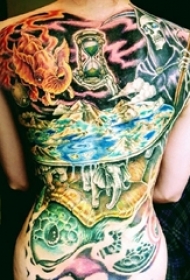 满背纹身女 女生满背彩色动物纹身图片